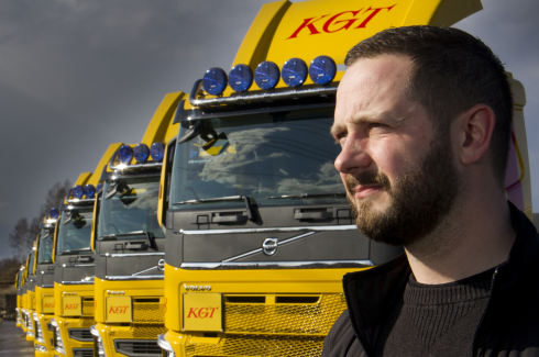 KGT Trafik AB:s vd, Daniel Paridon, ser en sund tillväxt i företaget när han tittar in i spåkulan.Fotograf: Göran Rosengren