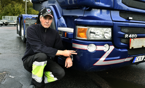 Anders Ekmark visar var personbilisten rammade dragbilen. Efter olyckan fick Anders dessutom ta emot en rad slag från den arge bilisten.Fotograf: Tommy Holl