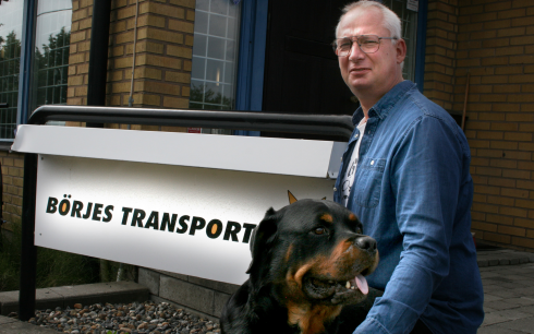 Mikael och hunden Chico ser fram emot att välkomna de nya medarbetarna till Börjes Transport i Helsingborg.Fotograf: Heidi Bodensjö