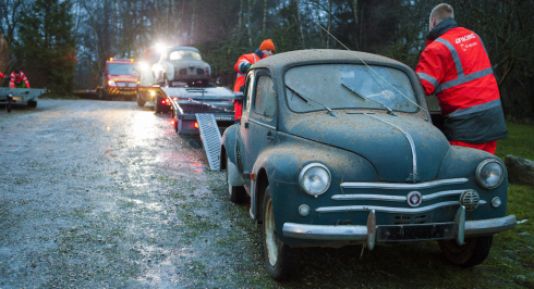 Två dagar tog det för bärgningslaget att flytta de drygt 60 bilarna till auktionslokalerna i danska Randers.Fotograf: Campen Auktioner