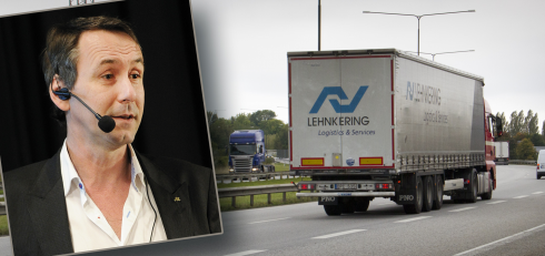 Efter att Sten Berghedens partikollega, EU-parlamentarikern Anna Maria Corazza Bildt, röstade för en ytterligare liberalisering av vägtransporterna inom EU, väcktes många frågor. Den viktigaste, vems inställning är den som representerar moderaterna, har nu fått svar från högsta ort. Fordonen på bilden har inget med artikeln att göra.Fotograf: Tommy Holl och Göran Rosengren, arkivbilder