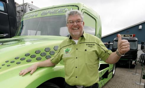 Tummen upp. Boije och hans "Mean Green" kommer till Stockholm Truck Meet 2013.Fotograf: Göran Rosengren