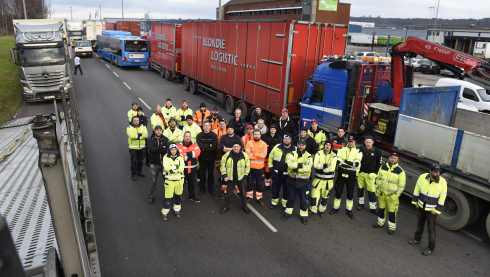 Massor med lastbilsekipage hade samlats på Exportgatan vid lunchtid idag. Inga framkomlighetsproblem, men uppenbart ändå lite för trångt för en av lokaltrafikens bussar som stötte emot ett av lastbilsekipagen (längst upp på bilden).Fotograf: Tommy Holl