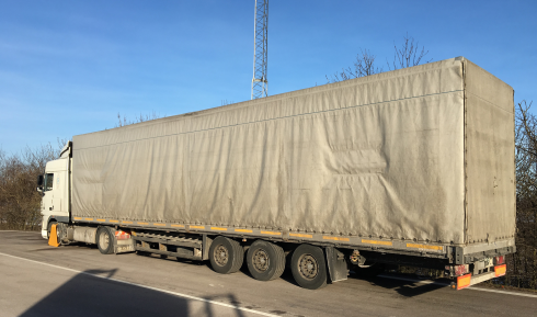 Lastbilen med fullt lass fredagsmys fick körförbud då den i princip saknade allt vad bromsar heter på drivaxeln. Efter reparation och efterbesök hos Bilprovningen, kunde färden fortsätta.