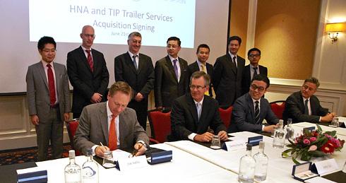Köpeavtalet skrivs under, snart ingår TIP Trailer i den kinesiska företagsgruppen HNA.Fotograf: HNA Group