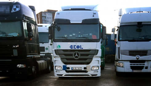 Turkiska dragbilar från Ekol, ses hämta löstrailers från Stena Lines tysklandsterminal i Göteborg för att sedan komma tillbaka för att hämta nya trailers. Fotot togs nyligen intill terminalen.Fotograf: Läsarbild