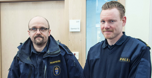 Bilinspektör Hans Danielsson och polisinspektör Mattias Andersson vid dagens förhandlingar i Falu tingsrätt.Fotograf: Mikael Forslund