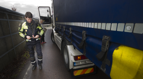 Sören Johansson, trafikpolisen i Helsingborg, konstaterar snabbt att den här transporten inte hade "många rätt".Fotograf: Göran Rosengren