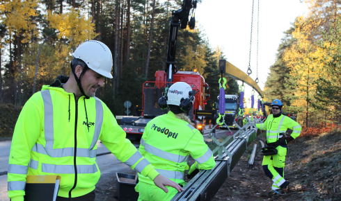 Här läggs den första laddskenan för elväg ned på allmän väg.Fotograf: Nina Granzell, NCC