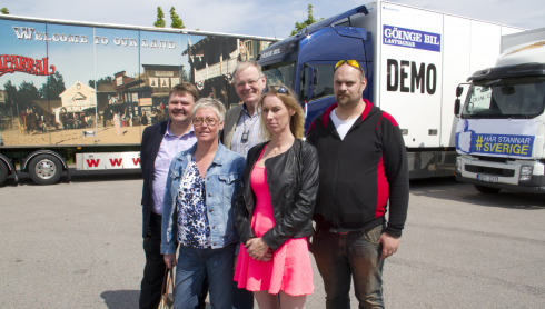 EU-parlamentarikern Peter Lundgren (SD), Monica Haider (S), Lennart Värmby (V), Nette Schölin och Jimmy Ovesson från Transport avd 51 syntes och hördes i Växjö. "Demobilen" i bakgrunden kördes av Proffs chefredaktör, Göran Rosengren. High Chaparral-ekipaget kördes av Peter Lundgren och "Här stannar Sverige-bilen" rattades av Nette Schölin.Fotograf: Göran Rosengren