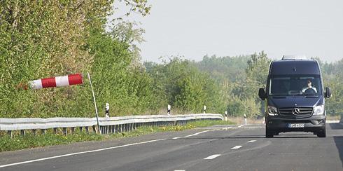 På en avlyst "motorväg" skapades en kraftig sidvindsstöt. Den demonstrerade på ett övertygande sätt Sprinters nya sidvindsassistent när den passerades i 100 km/h.Fotograf: Daimler