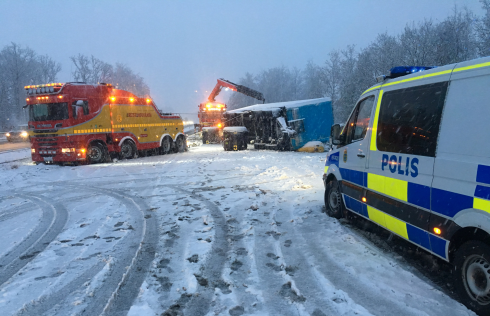 E6 södergående vid Helsingborg har fått stängas av efter att en lastbil har vält på motorvägen.