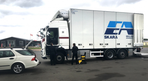 Tekniker från polisen undersöker lastbilen som stals.Fotograf: Privat