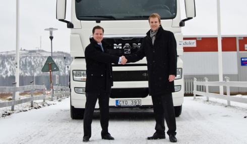 Erik Eneman, Trafikcenter AB, och Fabian Knappik, MAN Truck & Bus Sverige AB, skakar hand efter undertecknandet av samarbetsavtalet.Fotograf: Conny Berglund