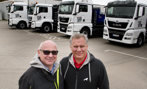 Peter Winbo och Björn Thunmarker trotsade den skånska snålblåsten när de visade upp en del av MAN:s utbud på Basaltgatan i Helsingborg under torsdagen.Fotograf: Göran Rosengren