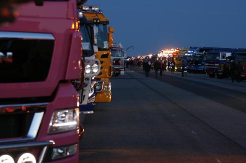 Det sägs att ett foto säger mer än tusen ord. Men det gäller inte ljusshowen på Stockholm Truck Meet. Den ska upplevas!Fotograf: Göran Rosengren