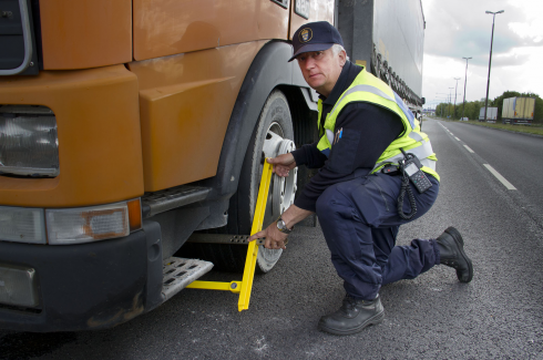 Chauffören valde att smita från Statens vegvesens kontrollplats i Svinesund. Bilinspektör Lars-Olof Tuvesson vid Helsingborgspolisen och hans kollegor valde att klampa den bulgariska dragbilen.Fotograf: Göran Rosengren