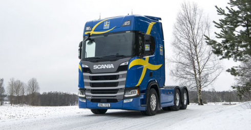 Scania fortsätter för tionde året i rad att stötta längdskidlandslaget. Den här säsongen är det så klart den allra senaste Scanian som syns vid sidan om skidspåret.Fotograf: Scania