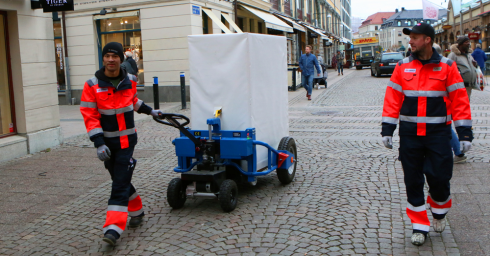 Mika Taipalus och Eric Krantz var först ut att levererar till fots i centrala Göteborg.Fotograf: DB Schenker