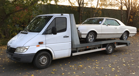 Vems är bilen på flaket och på vems uppdrag transporterades den? Självklara frågor kan tyckas - men inte i det här fallet...Fotograf: Roger Ogemar