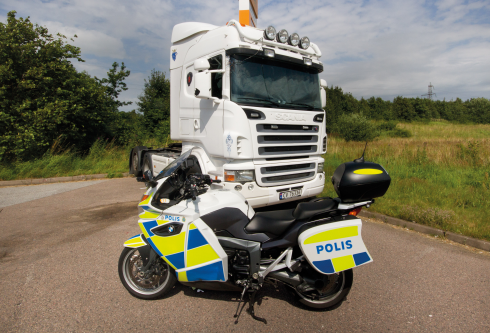 PROFFS följer med polisen när de åker till platsen där den falskskyltade, norska lastbilen hittades. Fotograf: Göran Rosengren