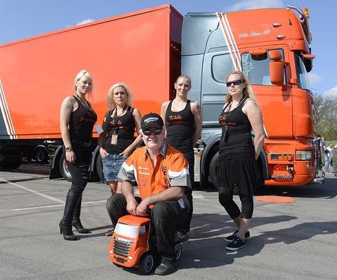 Björne och hans "crew" på Kåbe Åkeri AB menar att Stockholm Truck Meet lär bli en svårslagen utställning för deras egen del.Fotograf: Tommy Holl