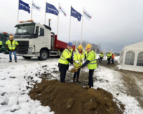 Henrik Sundin, Sandra Vokstrup och Mats Paulsson tar det första spadtaget för en ny lastbilsanläggning i Stora Höga.Fotograf: Tommy Holl