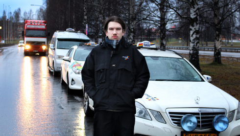 - Vi vill att politikerna ska se oss och vi vill att samhället får veta hur det verkligen ligger till med branschen för då förstår folk att detta inte är bra för någon av oss, säger taxiföraren Michael Estwik.Fotograf: Naima Estwik