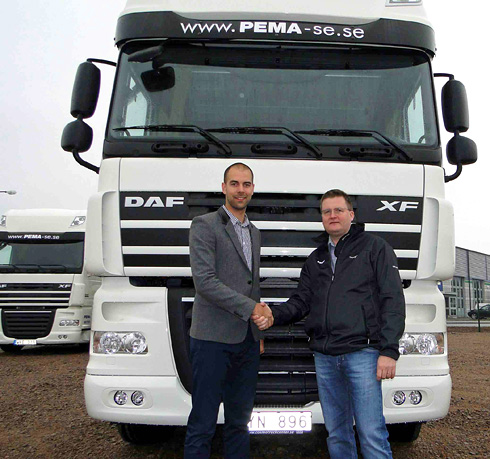 Johannes Winberg (t vä.) är försäljningschef hos Cosmo Truckcenter i Markaryd. Handslaget med Kenneth Liljesson hos Pema, bekräftar affären.Fotograf: Cosmo Truckcenter