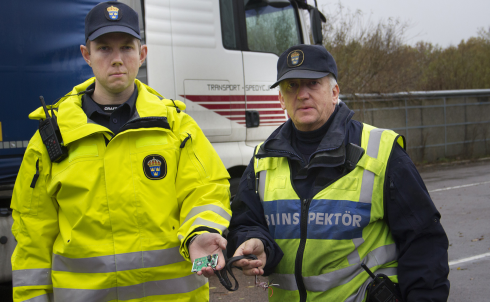 Bilinspektörerna Jonas Zimmerbäck och Lars-Olof Tuvessson visar den AdBlue-killer som de hittade i den polska lastbilen under förmiddagen.Fotograf: Göran Rosengren