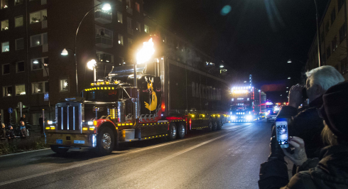 Kurre Bäckström eldar på med sin Peterbilt på Trädgårdsgatan inför kameror och intresserade.Fotograf: Mikael Forslund