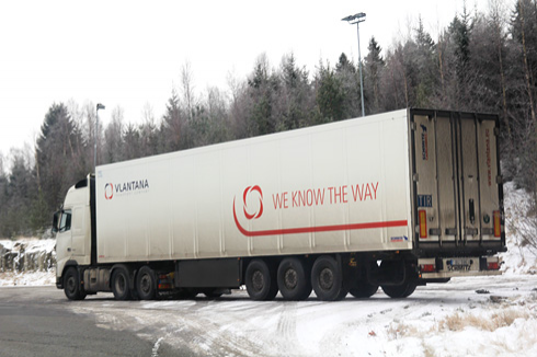 Chauffören från Vlantana var rejält berusad när han greps i lördags. Fordonet på bilden är inte det som fastnade på gräsmattan i Glumslöv. Fotograf: TransportMagasinet