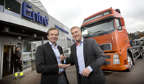 Henric Sundin, vd för Volvo Truck Center, lämnar över nycklarna till Caj Luoma, ordförande för MYN.Fotograf: Rickard Kilström