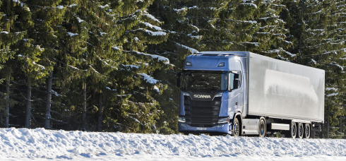 Tvåaxlad dragbil på vintervägar är ingen bra kombination, menar Sten Bergheden (M) som nu undrar vad infrastrukturministern tänker göra åt problemet.Fotograf: Scania