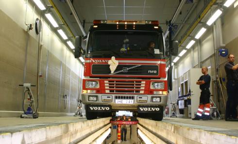 En lastbil kontrolleras hos Bilprovningen i Torsvik. Fordonet har inget med artikeln att göra utan är endast en illustration till artikeln.Fotograf: Bilprovningen