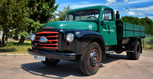 Brage introducerades 1954 och har en 6-cylindrig bensinmotor. Den är en relativt ovanlig veteranlastbil idag och detta exemplar har levt ett stilla liv, först inom det militära för att sedan renoveras och bli civil genom Volvo Truck Centers försorg.Fotograf: Volvo Lastvagnar AB