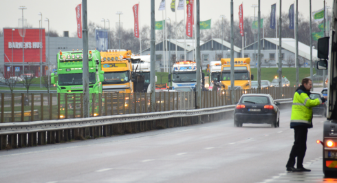 Utanför Väla köpcentrum i Helsingborg, samlades chaufförer för att manifestera för lika villkor i vägtransportbranschen.Fotograf: Bertil BG Gunneman