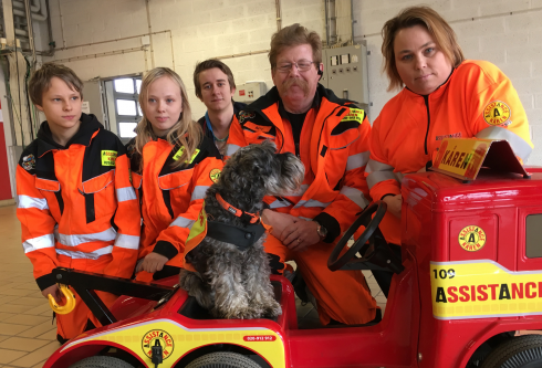 Dennis Sandberg, Rebecca Sandberg, Erik Linde, Berra, Lotta Sandberg - och hunden Doris - mötte publiken på Räddningstjänstens välbesökta Öppet hus på torsdagen.Fotograf: Heidi Bodensjö