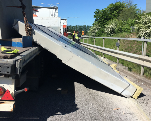 Det kunde ha gått riktigt illa om betongelementet hade fallit över broräcket och ner på gång- och cykelbanan.Fotograf: Polisen