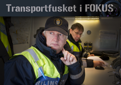 Bilinspektörerna Lars-Olof Tuvesson och Stefan Lovén är, precis som sina trafikpoliskollegor, starkt engagerade i kampen mot den olagliga lastbilstrafiken.Fotograf: Göran Rosengren