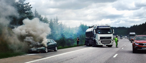 Bilbranden och Mats Gunnarssons hjälteinsats bevittnades av tidningen Proffs fotograf (från passagerarplats, ska tilläggas).Fotograf: Tommy Holl