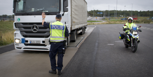 För att stävja den kriminella verksamheten måste det finnas en väl fungerande kontrollverksamhet på väg, menar Thomas Morell (SD). Fordonen och personerna på bilden har inget med artikelinnehållet att göra.Fotograf: Göran Rosengren, arkivbild