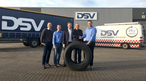 Nu blir DSV återförsäljare av däck. På bilden syns Dirk Gleinser (Pneuhage), Flemming Steiness (DSV), Ronni Rosendal (DSV), Robin Brucke (Pneuhage) och Werner Tietze (Pneuhage).Fotograf: DSV