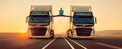 Jean-Claude van Damme hamnar på museum.Fotograf: Volvo Lastvagnar AB