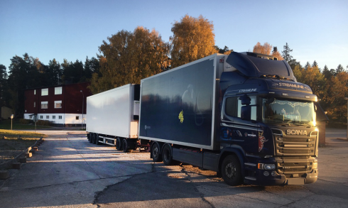 Handhavandefel med färdskrivaren, för långt ekipage och fordonet ej anmält på trafiktillstånd. Ägaren menar dock att han har för avsikt att göra allting rätt.Fotograf: Henrik Sjögren