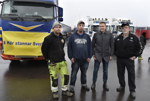 Michael Högberg, Martin Eriksson, Henrik Sternberg och Freddy Welle. Sternberg, mannen bakom Cabotagestudien, talade till publiken innan Göteborgskortegen rullade iväg.Fotograf: Tommy Holl