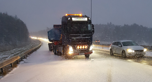 Den nöjda räddningspersonalen passade på att ta ett foto på Arne och hans bil. Ett foto som blev till stor hjälp när man i efterhand ville komma i kontakt med honom via Facebook.Fotograf: Ambulance Sweden