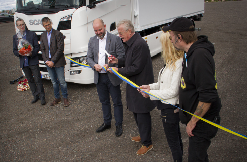 Två av anläggningens ägare, Michael Karlsson och Mattias Strömberg, tittar på när kommunalrådet Magnus Gunnarsson (M), Björn Eriksson samt Nette Schölin och Nisse Petersson, TIA, klipper bandet.Fotograf: Göran Rosengren