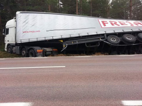 Ekipaget gick av vägen i fredags. Än i dag sitter chauffören kvar i sin bil i väntan på assistans.Fotograf: Thorbjörn Näs