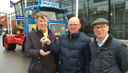 Bröderna Robert och Rustan Eliasson lämnade över nycklarna till en mycket nöjd Sören Nyeboe, chef för Volvo Museum.Fotograf: Volvo Lastvagnar AB